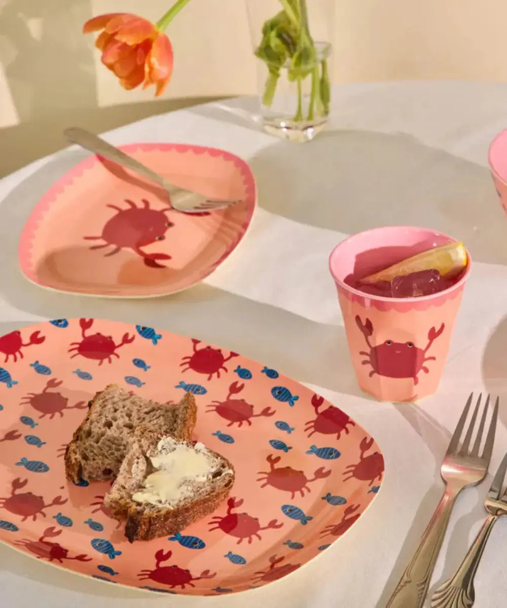 Assiette rectangulaire en mélamine Crabes posée sur une table