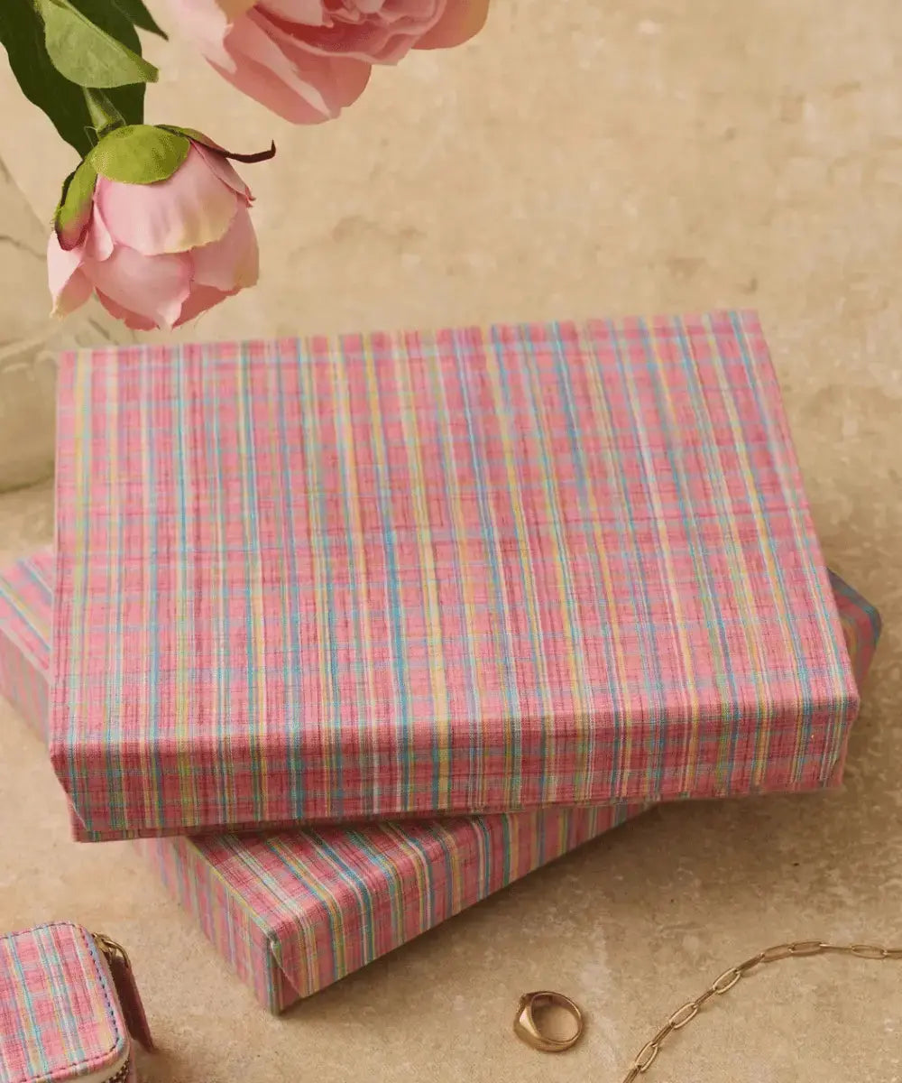 Vue de la boîte à bijoux Soumaa de Louise Misha, fermée et posée sur une table