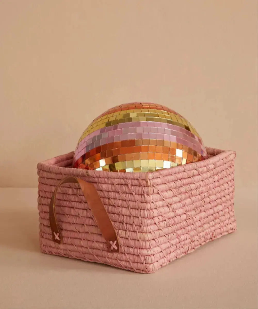 Grande boule disco multicolore avec facettes de miroirs colorés réalisée par la marque Rice, posée dans un panier