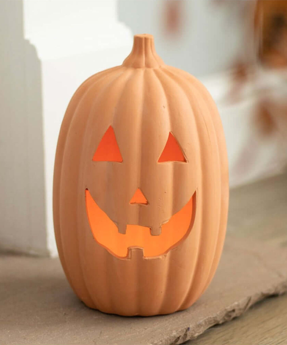Grande citrouille photophore terracotta sélection Merci Léonie, présentée dans une ambiance d'Halloween