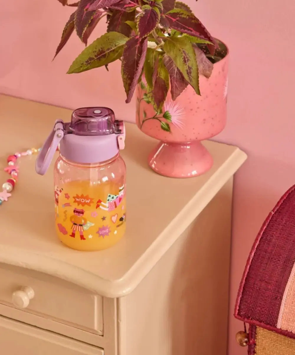 Grande gourde rose en Tritan avec paille et motif Pink Hero Print de la marque RICE