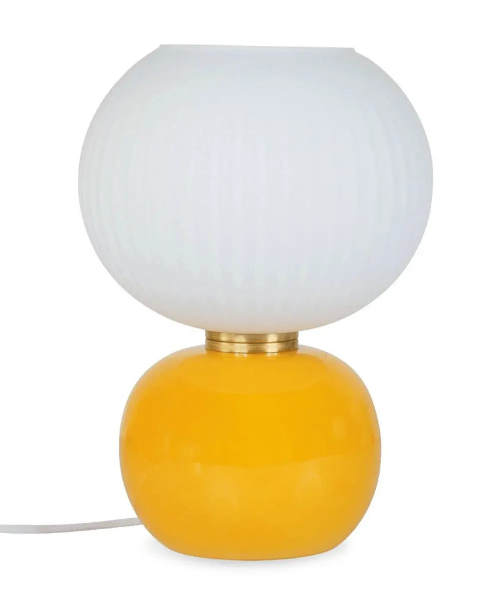 Grande lampe à poser Adonis Jaune sur un fond blanc
