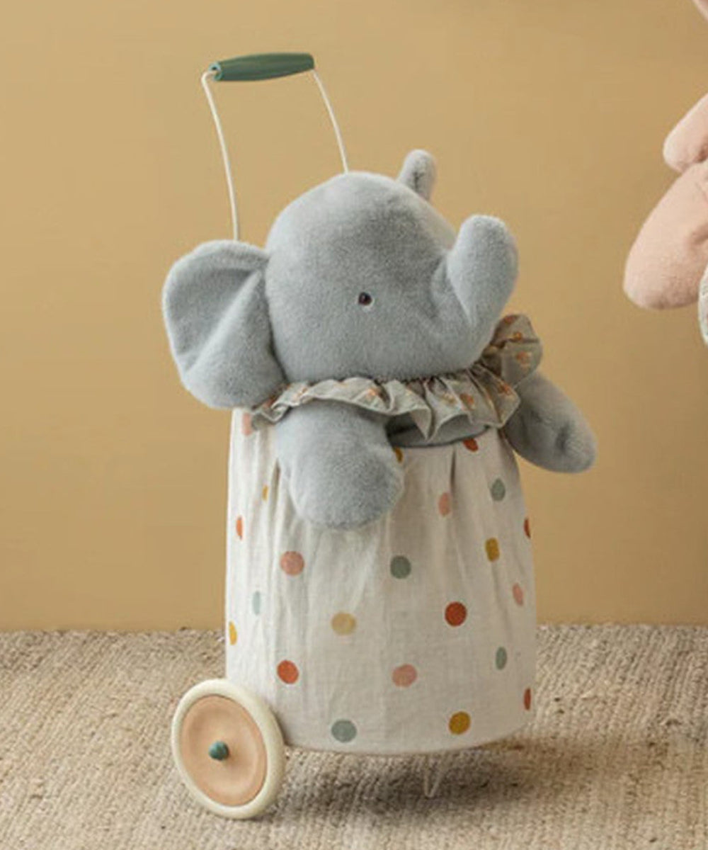 Grande Peluche Éléphant Gris Bleu de la marque Maileg, dans une mise en scène