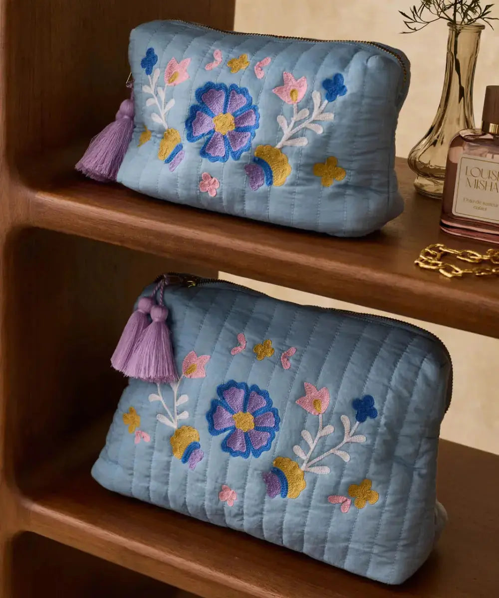 Détails de la grande pochette Teiki Stone Blue de Louise Misha