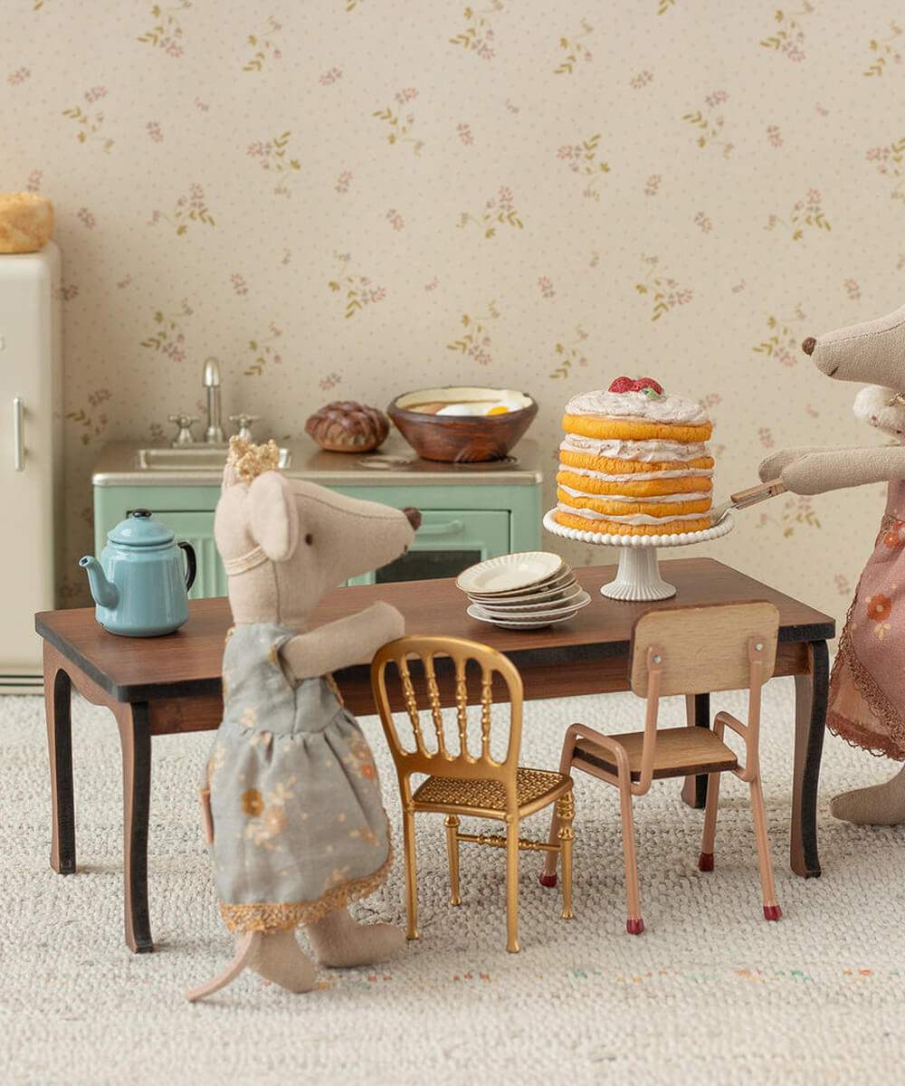 Grande Table à Manger pour Souris de la marque Maileg, dans une scène miniature