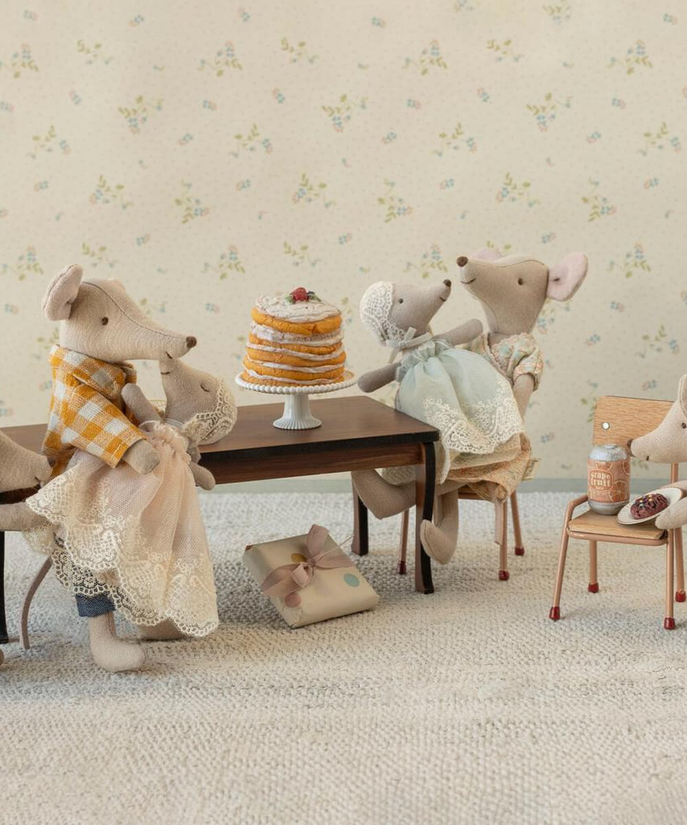 Grande Table à Manger pour Souris de la marque Maileg, dans une scène miniature