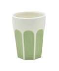 Grande tasse gobelet Colette Matcha en porcelaine sur un fond blanc