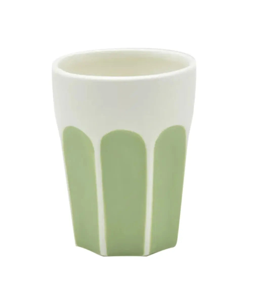 Grande tasse gobelet Colette Matcha en porcelaine sur un fond blanc