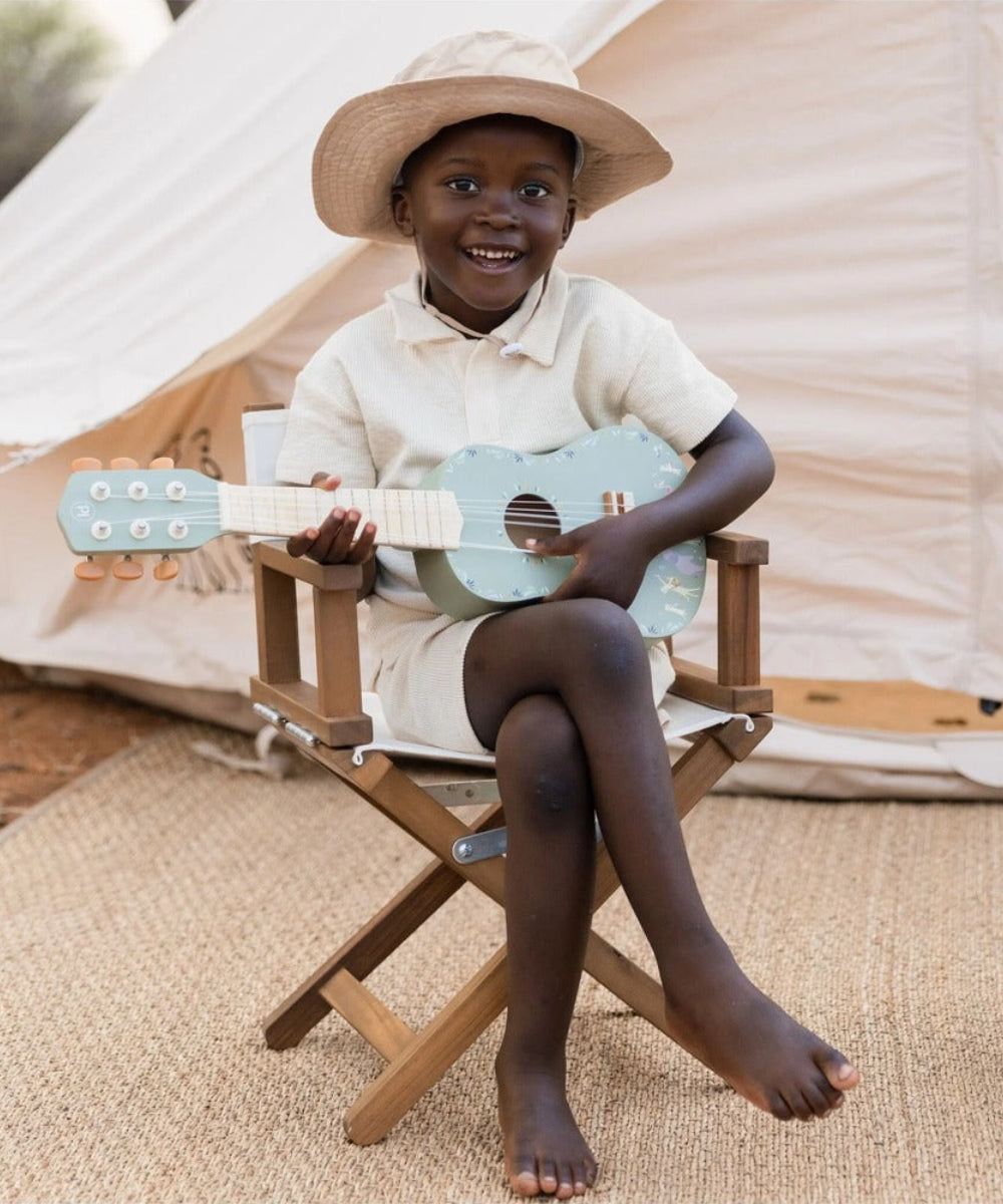 Enfant jouant avec la guitare verte en bois Safari Friends Little Dutch