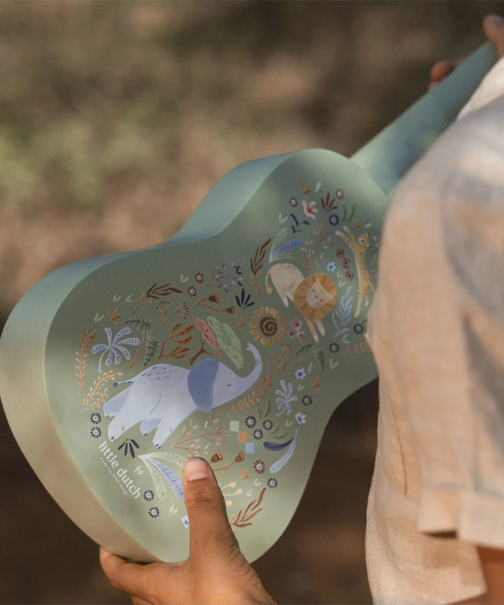 Détail du décor Safari Friends sur la guitare verte en bois Little Dutch