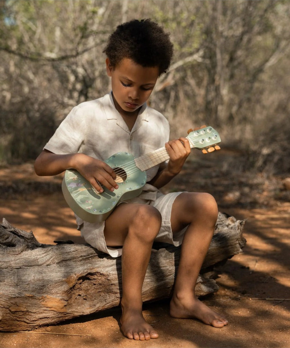 Enfant assis jouant avec la guitare verte en bois Safari Friends Little Dutch