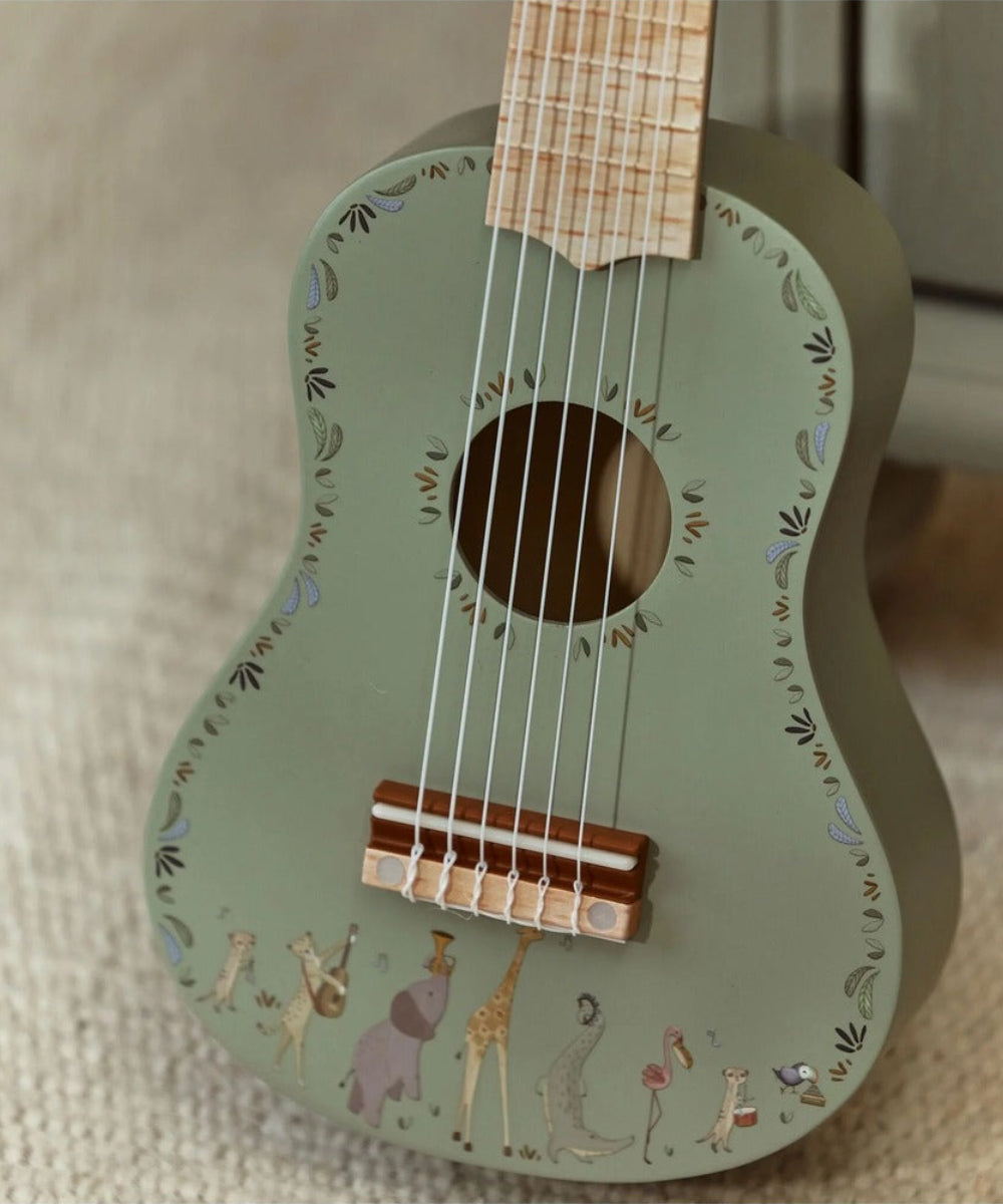 Guitare verte en bois Safari Friends Little Dutch posée dans une chambre