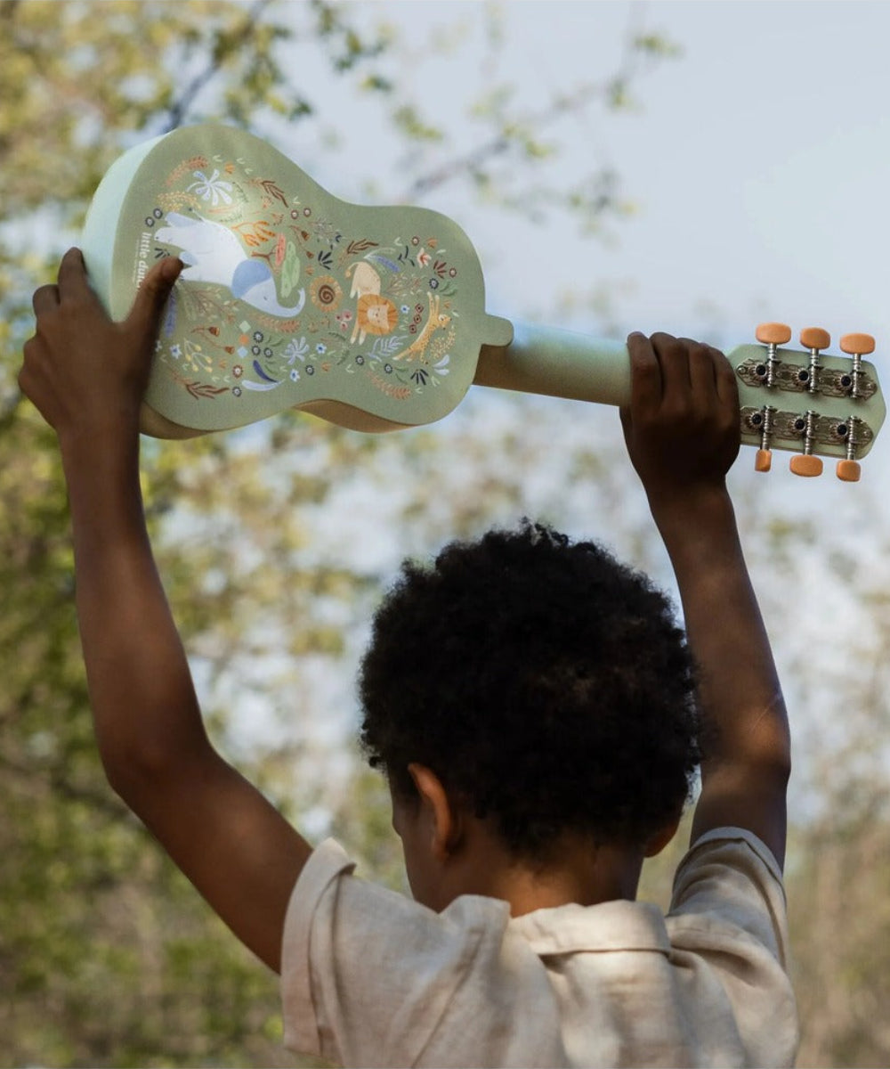Enfant tenant la guitare verte en bois Safari Friends Little Dutch en extérieur
