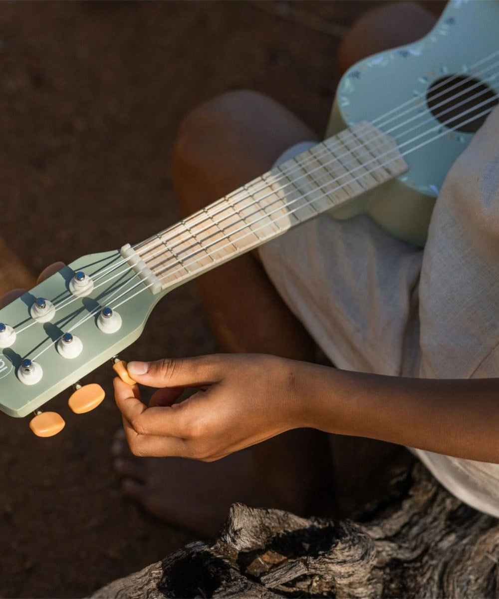 Détail des cordes de la guitare verte en bois Safari Friends Little Dutch