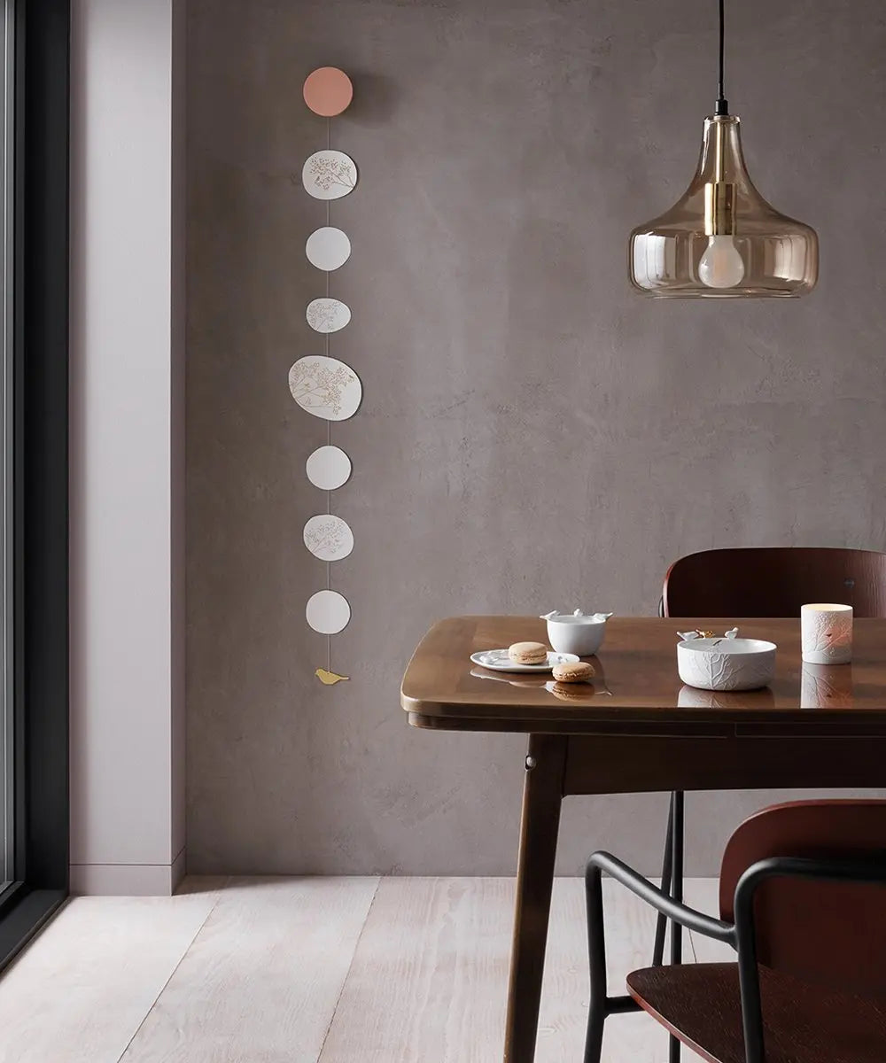Bol en porcelaine Envolée d'oiseaux posé sur une table