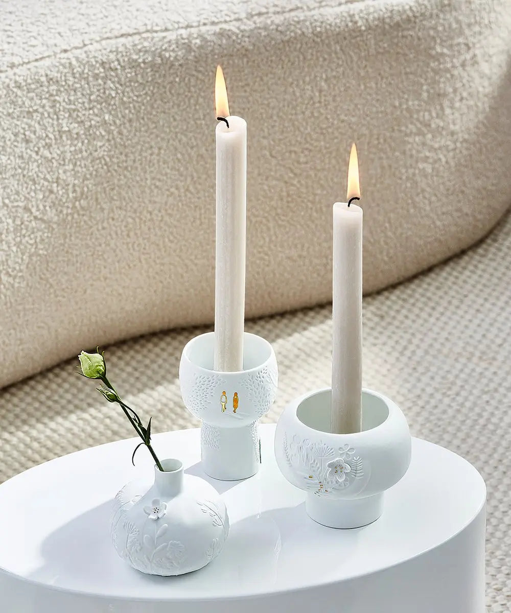Petit vase « Jardin fleuri » de Räder posé sur une table basse