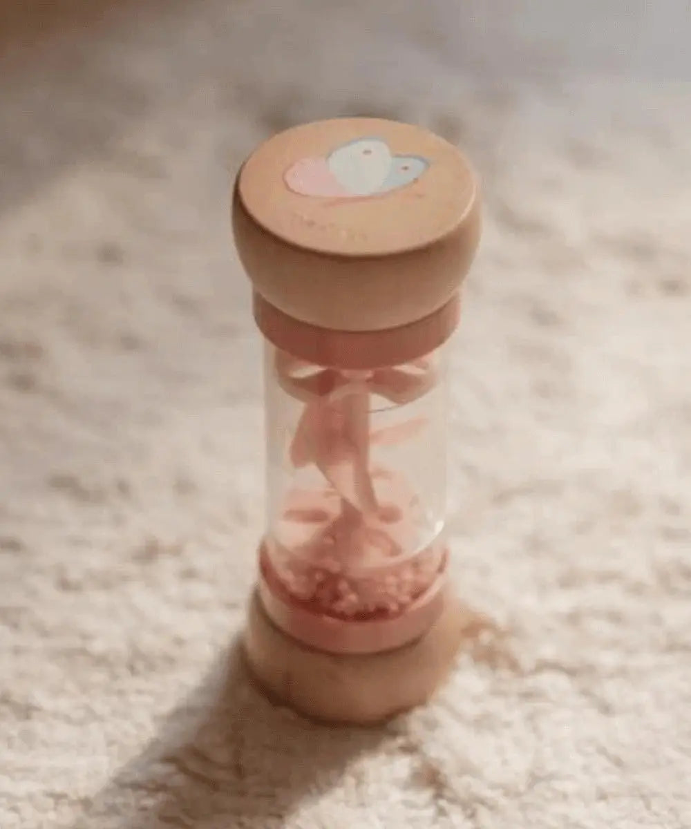 Hochet de Pluie Rose Fairy Garden de la marque pour enfant Little Dutch posé dans une chambre de bébé