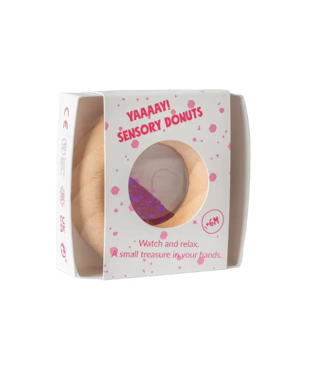 Hochet d'éveil anneau dentition Donut sensoriel en bois rose de la marque Petit Boum.