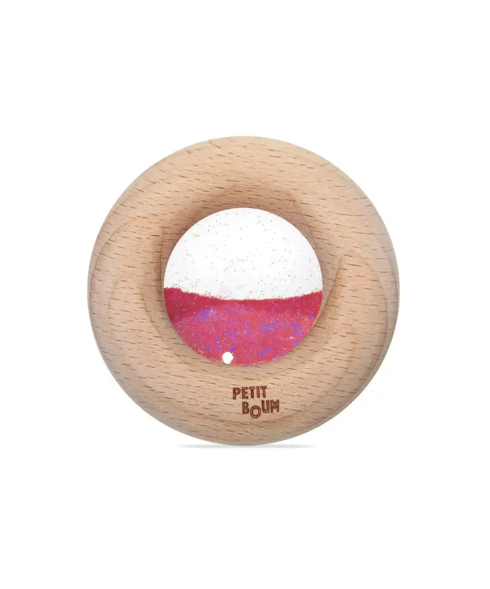 Hochet d'éveil anneau dentition Donut sensoriel en bois rose de la marque Petit Boum.