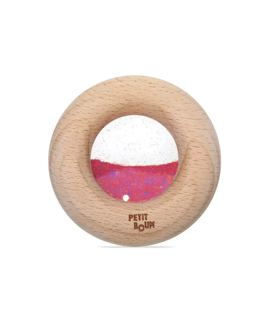 Hochet d'éveil anneau dentition Donut sensoriel en bois rose de la marque Petit Boum.