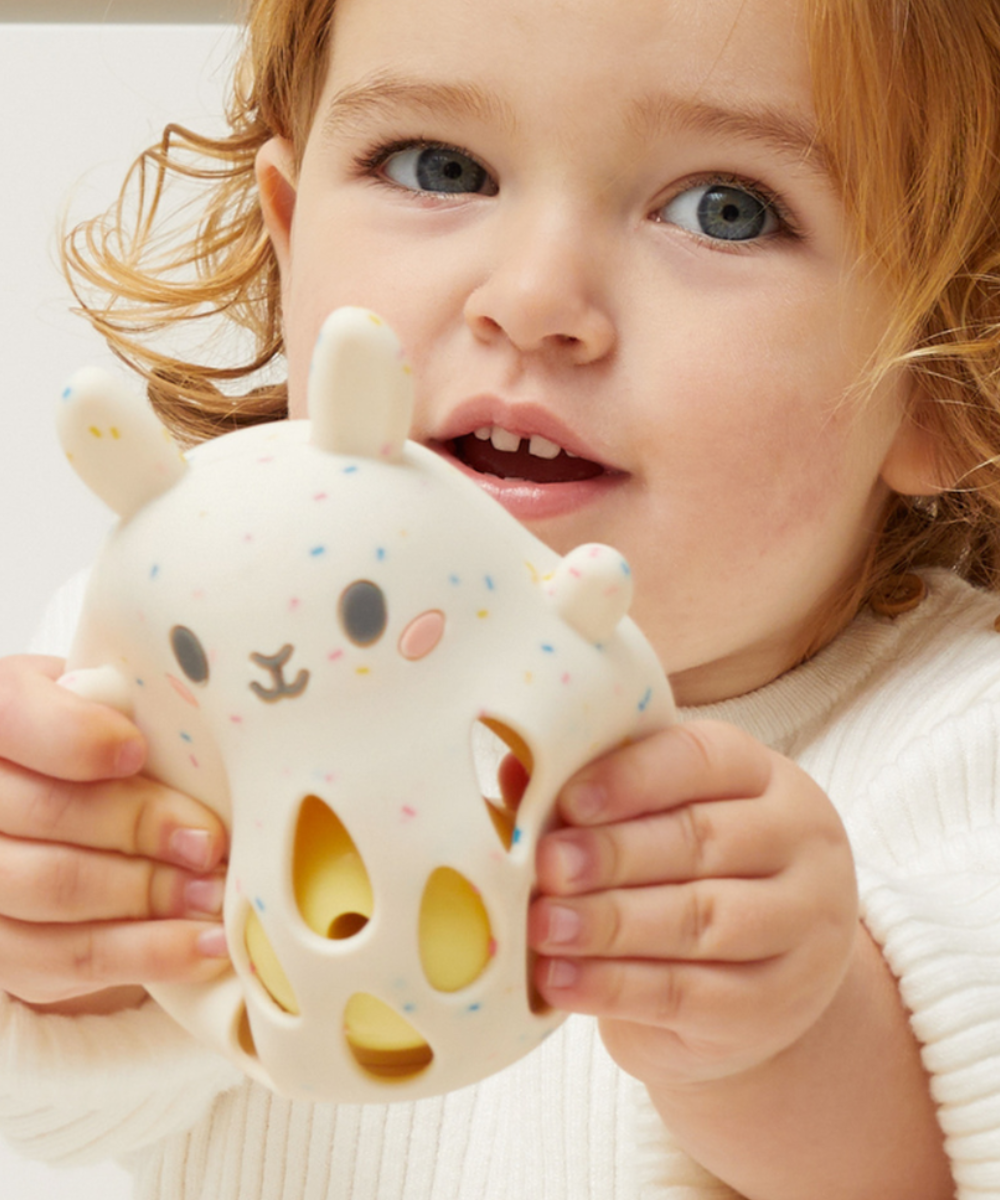 Enfant de 1 an en train de manipuler le hochet en silicone souple Lapin de Tiger Tribe