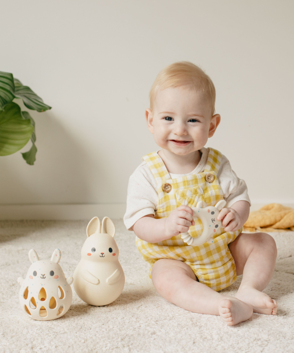 Enfant de 10 mois en train de jouer avec les lapins en silicone de la marque Tiger Tribe