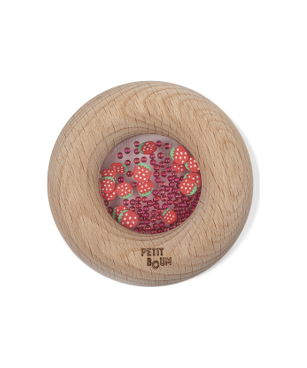 Hochet sensoriel Donut Fraises en bois naturel de la marque Petit Boum, sur fond blanc