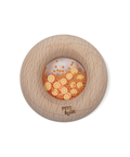 Hochet sensoriel Donut Oranges en bois naturel de la marque Petit Boum, sur fond blanc