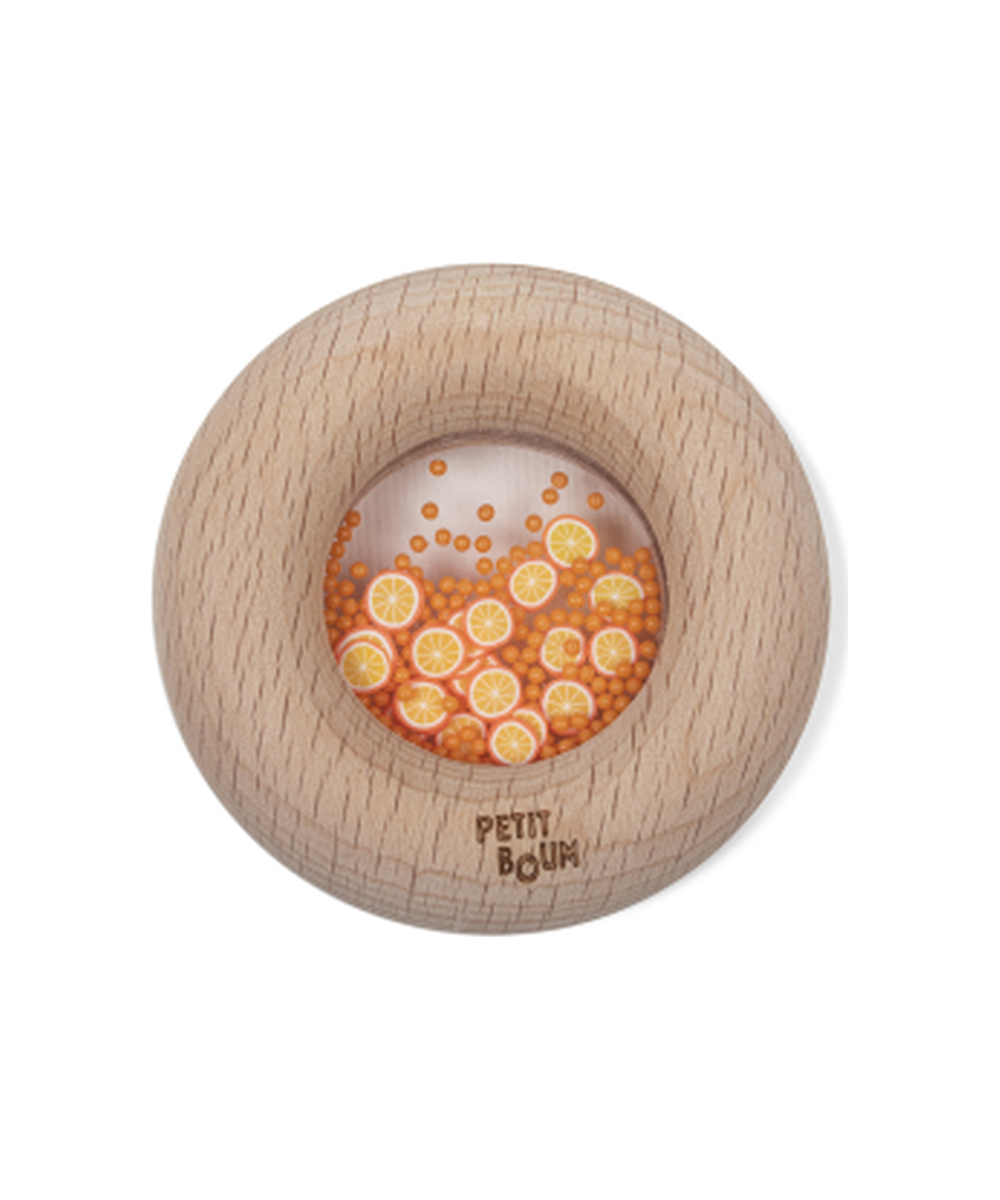 Hochet sensoriel Donut Oranges en bois naturel de la marque Petit Boum, sur fond blanc