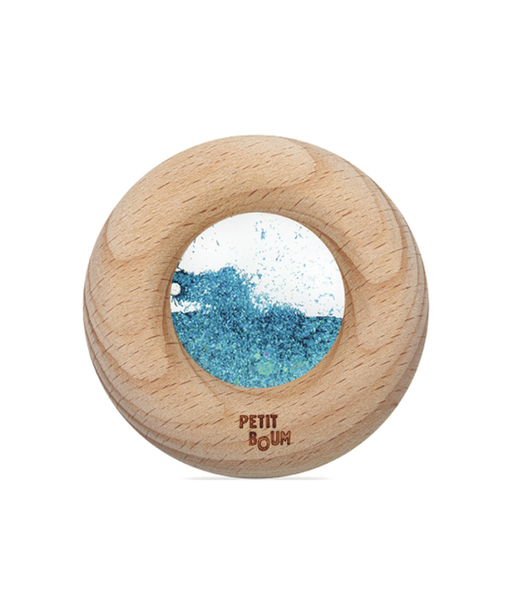 Hochet sensoriel Calm Donut turquoise en bois naturel de la marque Petit Boum, sur fond blanc