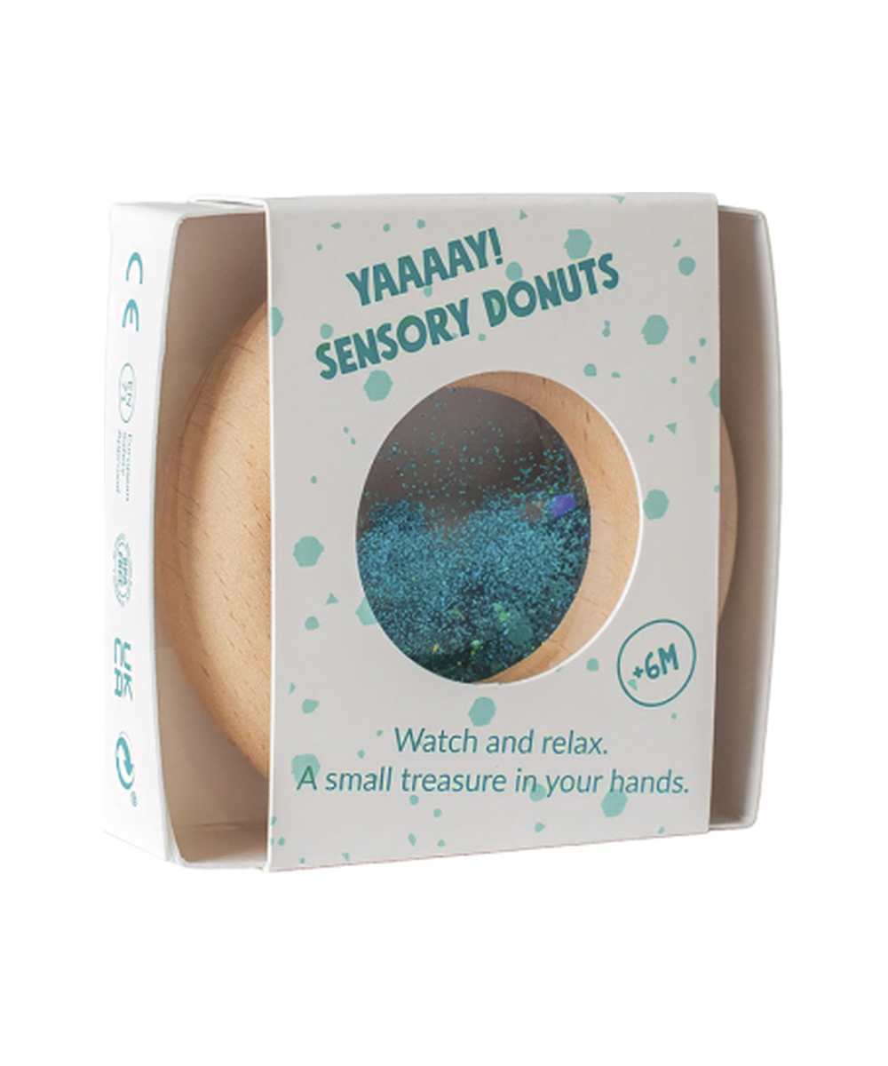 Boîte du hochet sensoriel Calm Donut turquoise de la marque Petit Boum, sur fond blanc