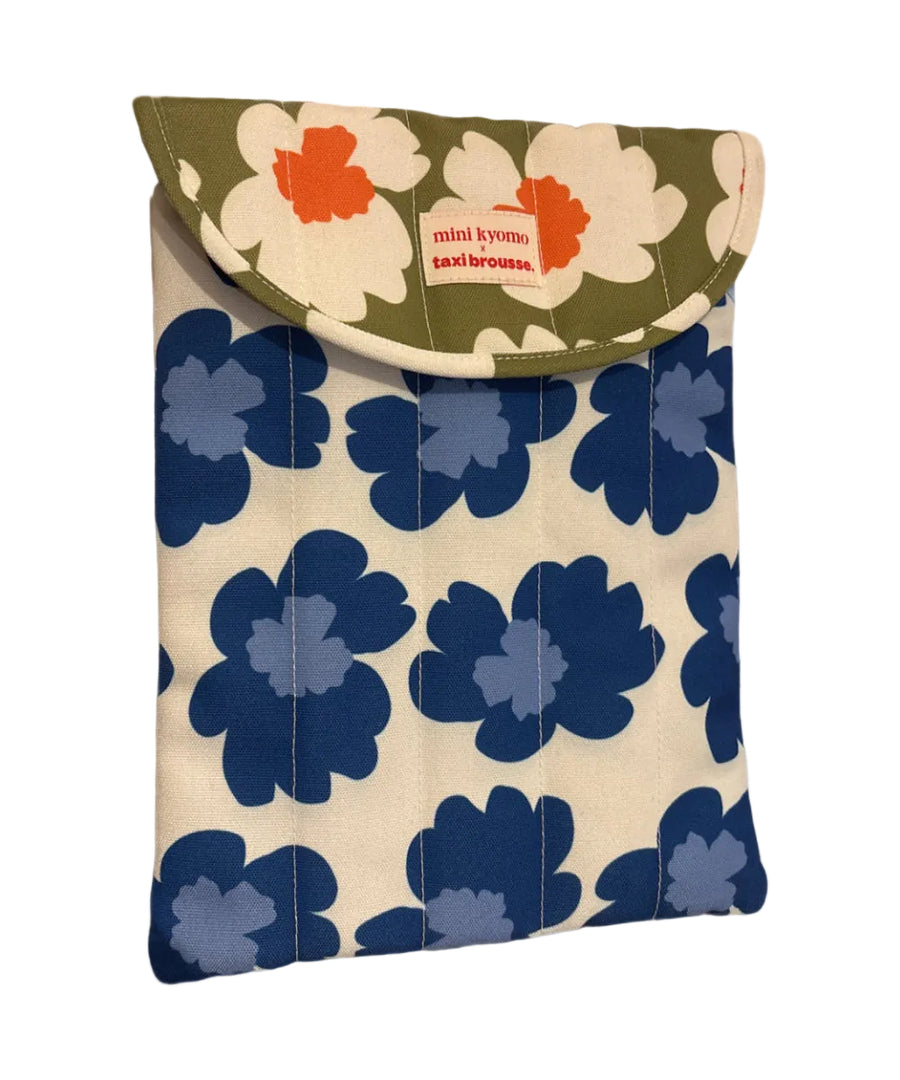 Housse d'ordinateur Hibiscus Mini Kyomo, vue de face sur fond blanc