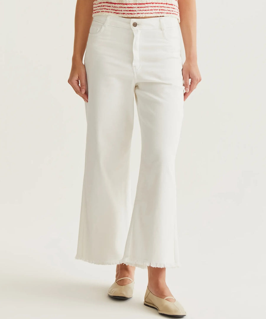 Jean blanc bas raw-cut de Compañía Fantástica