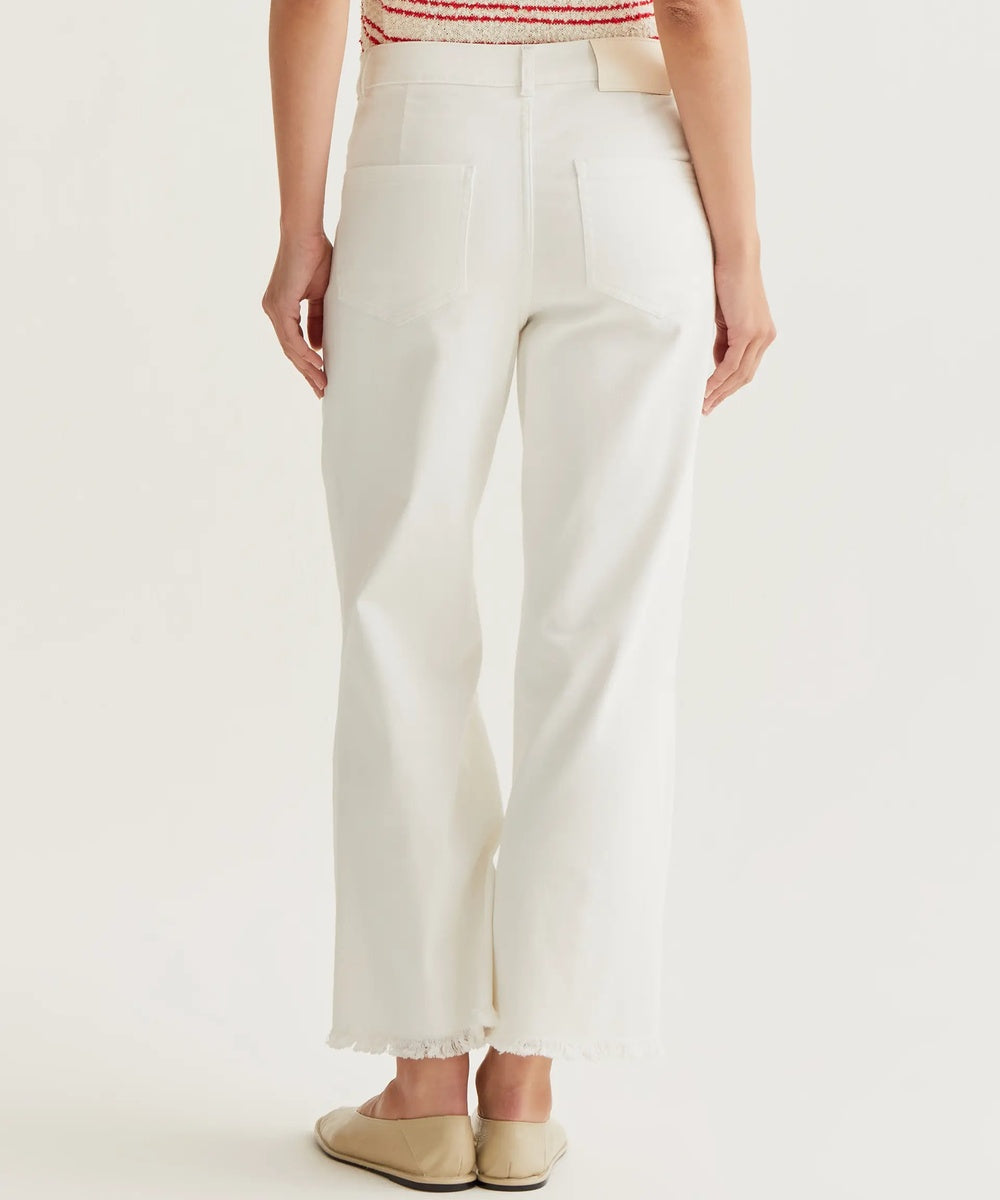 Jean blanc bas raw-cut de Compañía Fantástica