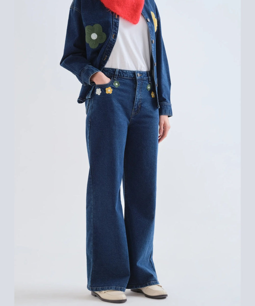 Jean bleu wide leg brodé de fleurs de Compañía Fantástica