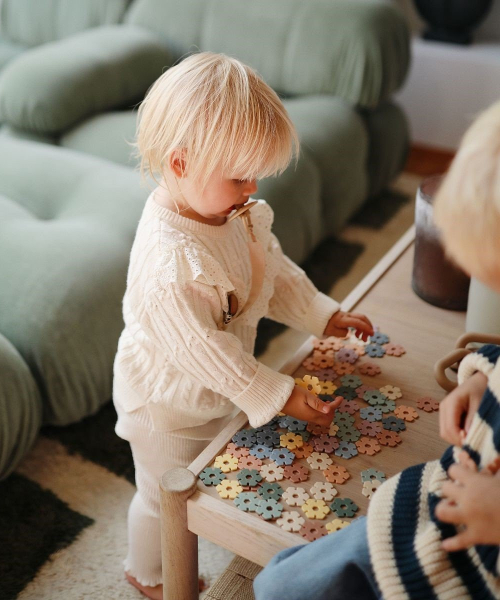 Enfant de 2 ans jouant avec le jeu de construction Connect de Mushie