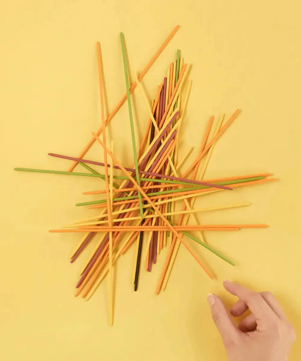 Vue des couleurs différentes des bâtonnets du jeu de Mikado de Balvi