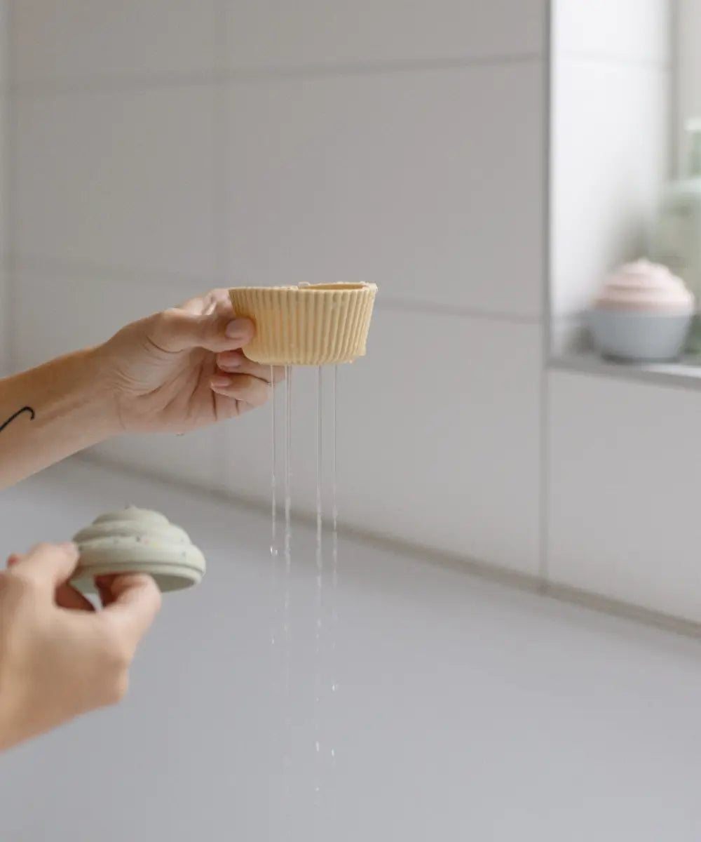 Jouets pour le bain en forme de cupcakes de la marque Mushie