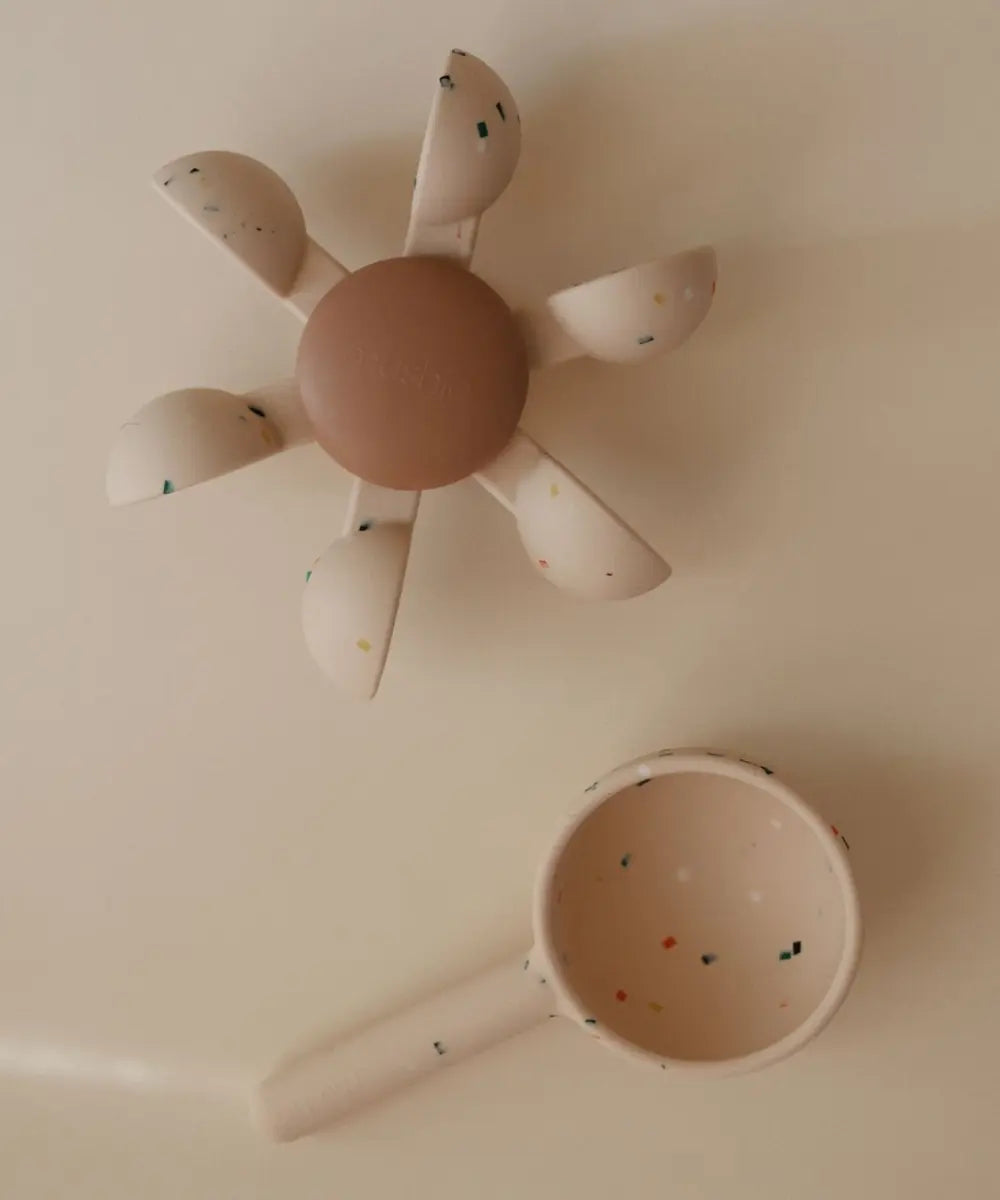 Détail de la couleur douce du jouet de bain en silicone de Mushie