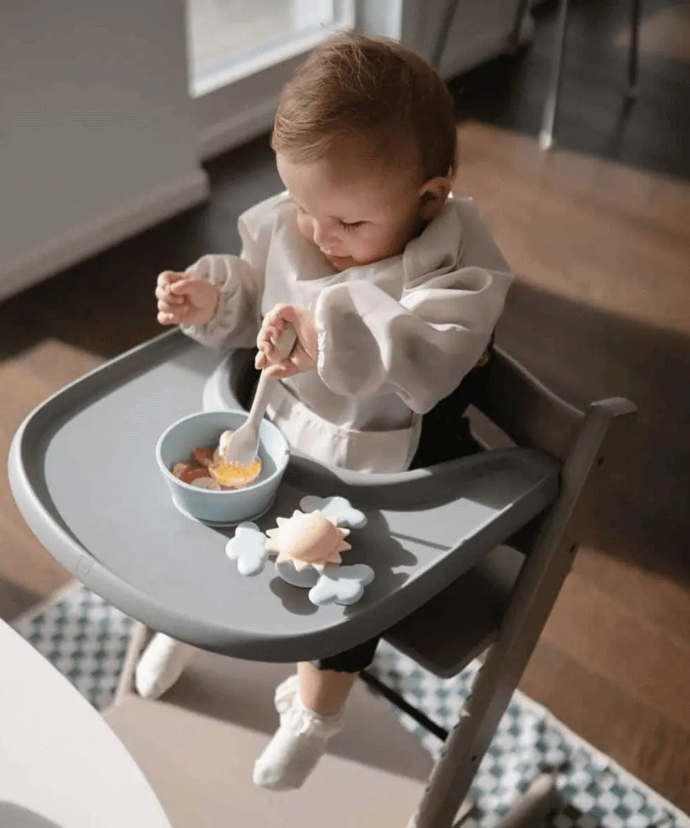Bébé en train de jouer avec le jouet d'éveil Ventouse Spinner Sunshine de Mushie