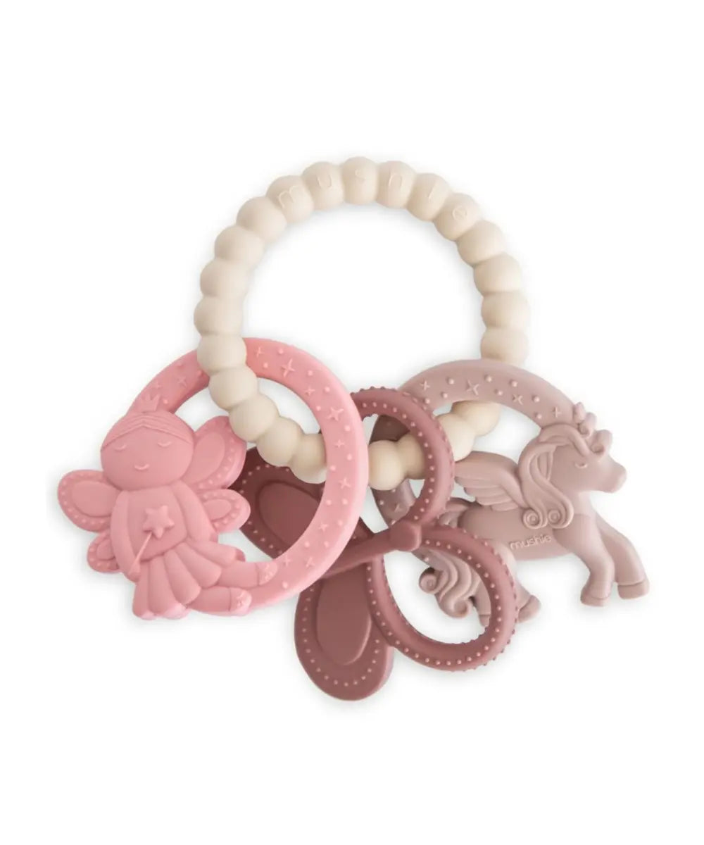 Anneau de dentition en silicone rose poudré avec formes de licorne et papillon Mushie.