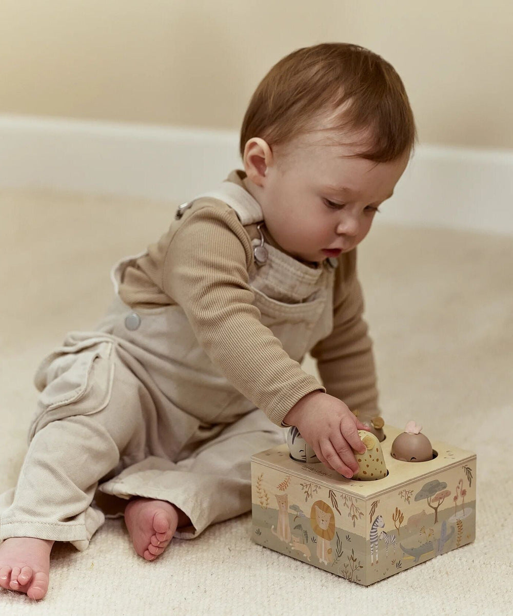 Enfant découvrant les animaux du jouet pop-up Safari Friends