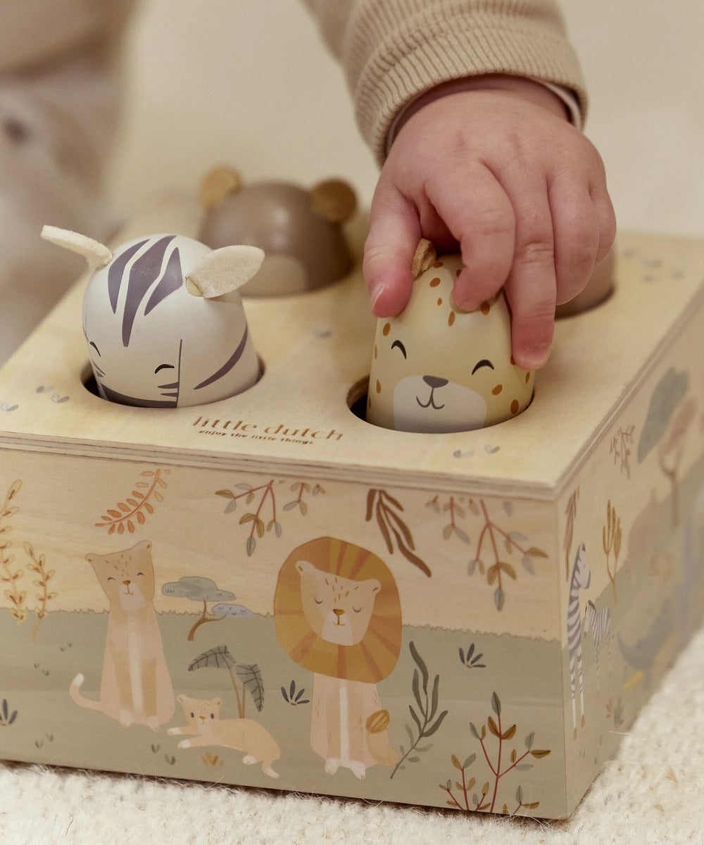 Main d’enfant appuyant sur un animal du jouet pop-up Little Dutch