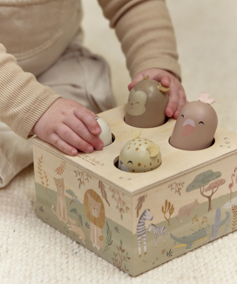 Enfant jouant avec le pop-up en bois Safari Friends Little Dutch