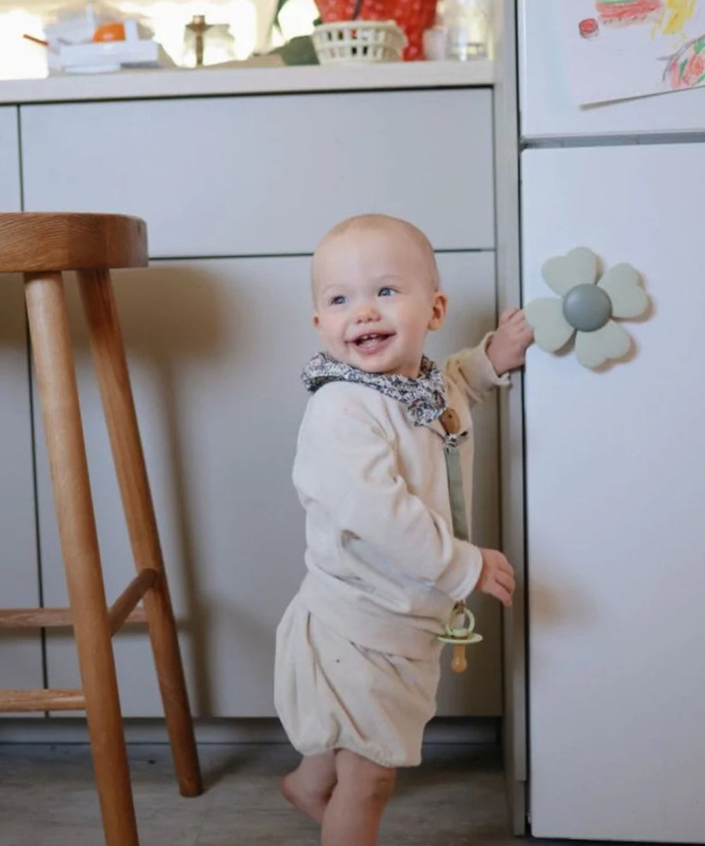 Bébé en train de jouet avec le spinner ventouse à ventouse Lucky de la marque Mushie