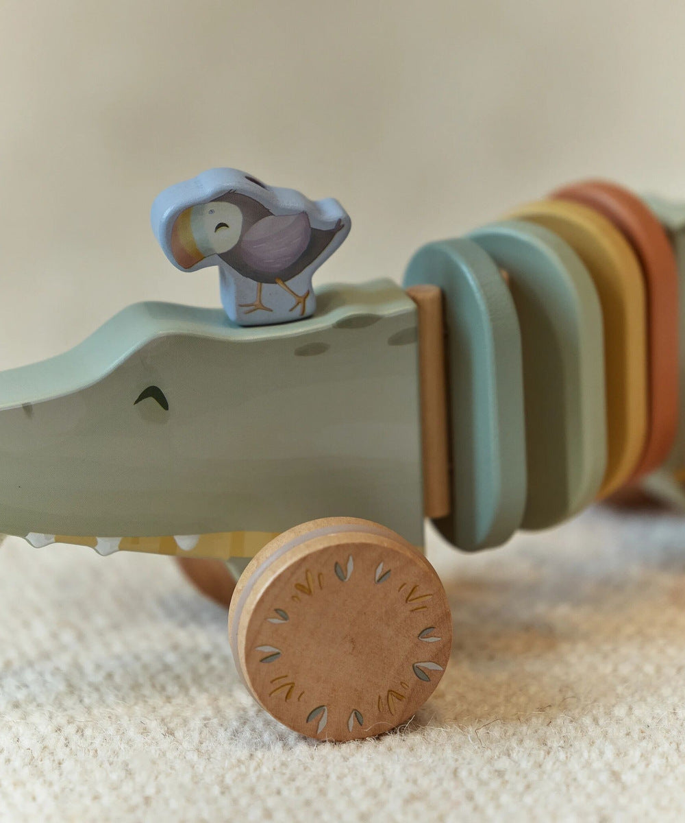 Détail de la tête, de l'oiseau et des roues du crocodile à tirer Little Dutch