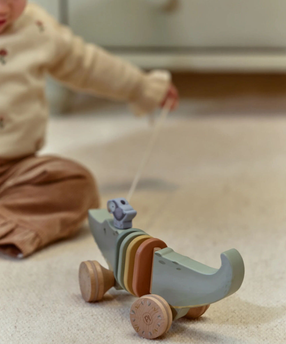Enfant tirant le crocodile en bois Safari Friends par sa corde
