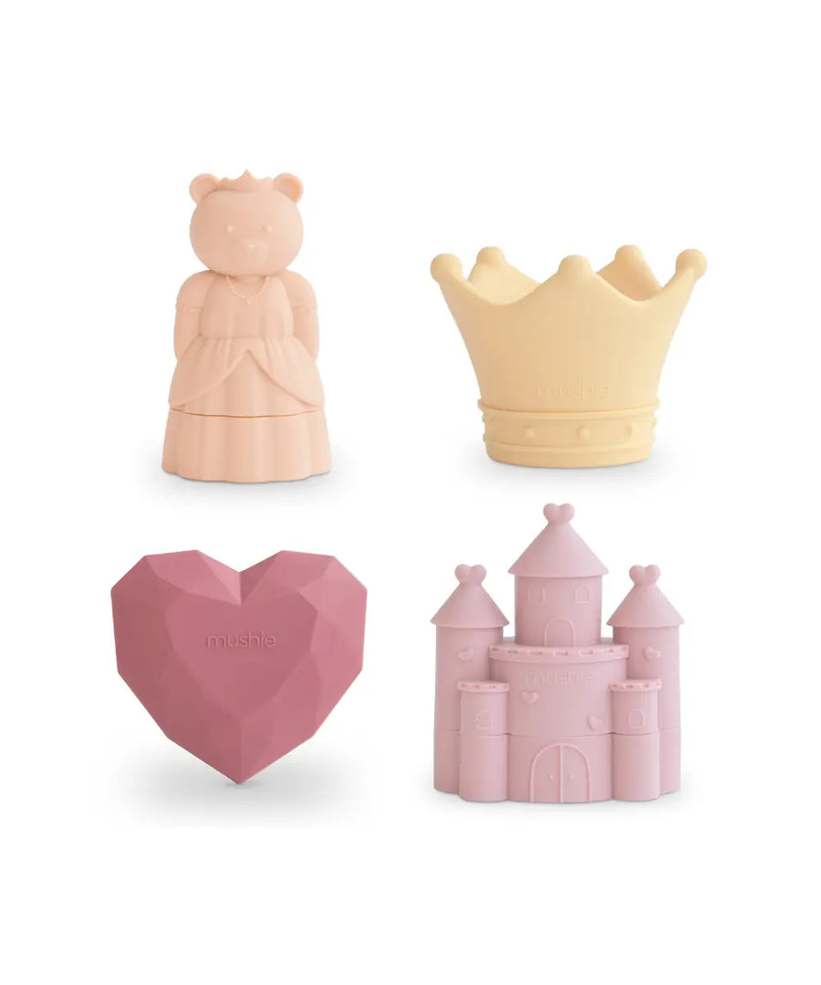 Set de jouets pour le bain en silicone Princesse de la marque Mushie sur fond blanc