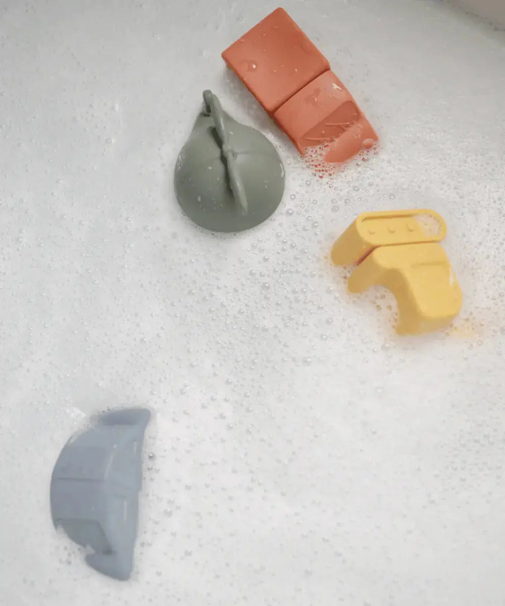 Jouets en train de flotter dans un bain