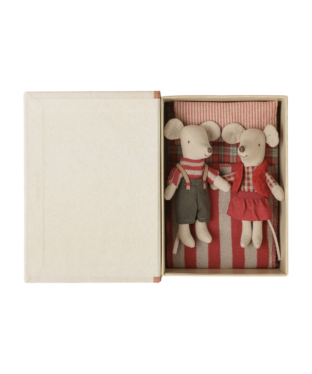 Jumeaux Souris de Noël en Coffret Livre de la marque Maileg, sur fond blanc